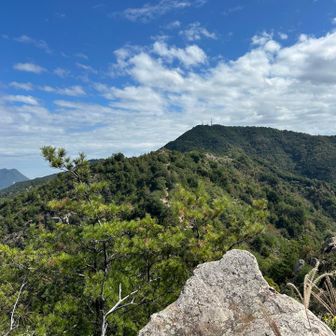 正面に今日の目的地の鷲ケ頭山が見えた⛰️
