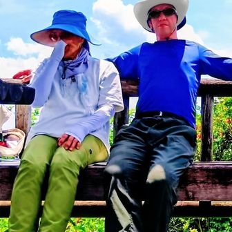 山頂あずま屋で島根県から来られたマドンナに「島根のマドンナって　まぁどんな人？」すると笑顔で「返答にと  まどんなぁ」😂作り話しで盛り上がる😁

この時は背中に陽を受けて気持ち良い気温
ここに着いた時は15人のグループが下りられた後
