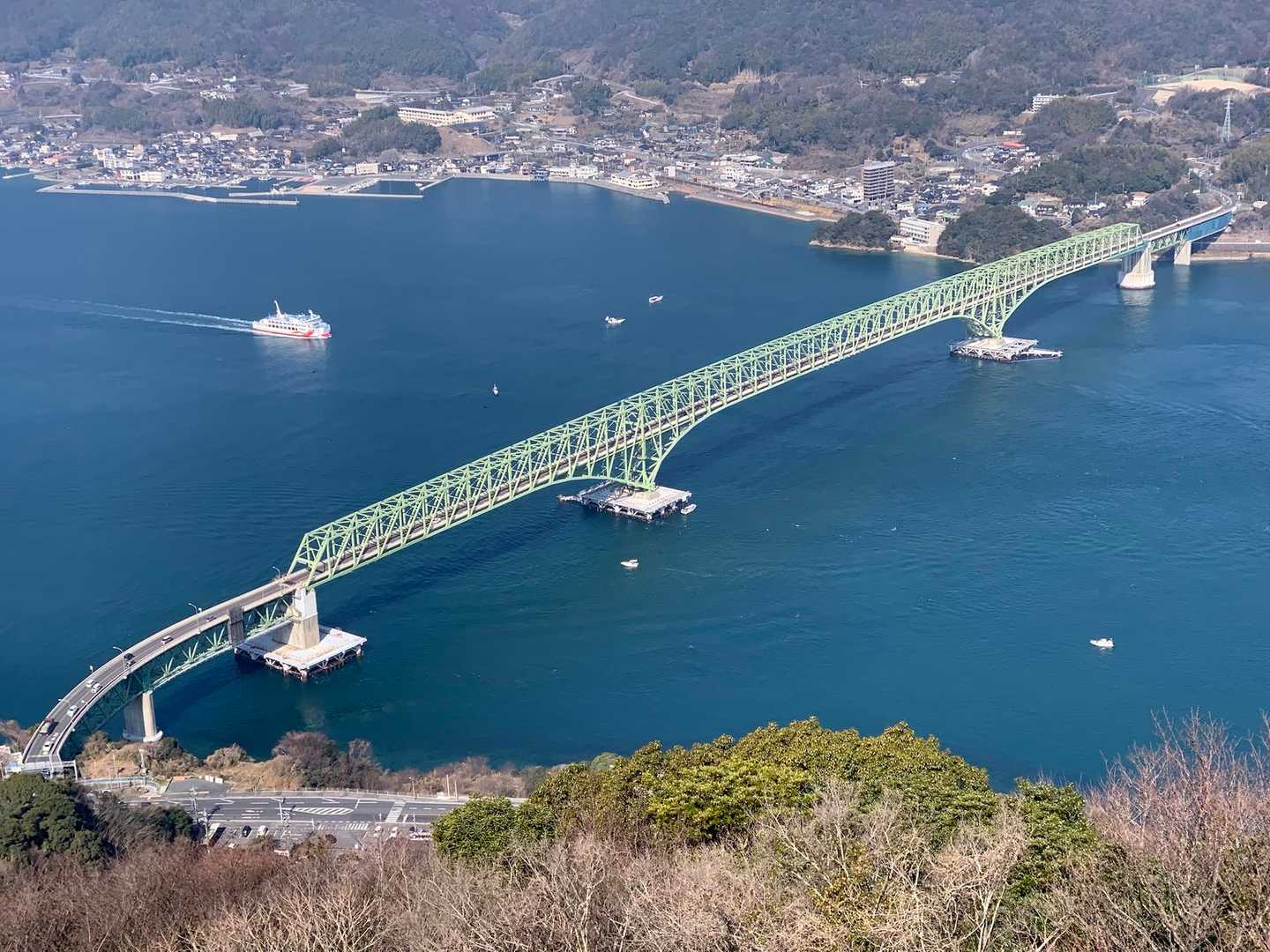 防予フェリーが
もうすぐ橋をくぐります
昔は防予汽船/オレンジライン🍊だったな
みーなーみーせとーないーかいー
ひかるかぜー走るなみー♪
ってCMあったな〜
古き良き昭和の郷愁に誘われました