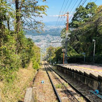 ケーブル横の階段をひたすら下ると