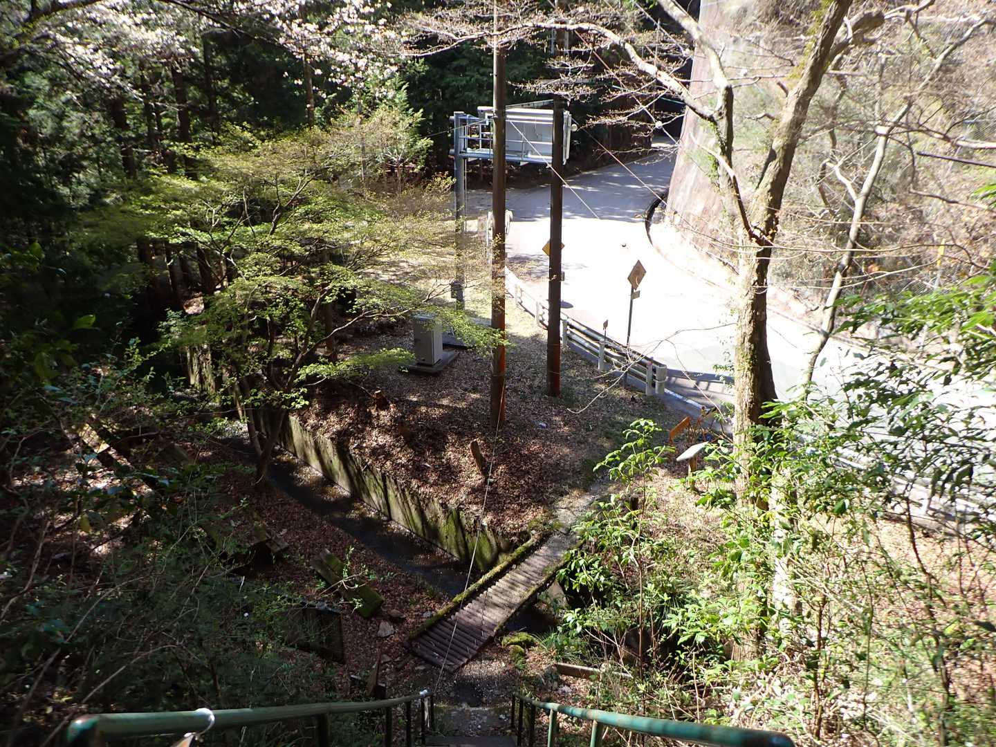 仏坂トンネルの南出口に到着。ここにはそのむかし売店などがあったようだが、今は廃墟になっている。
あとは県道を歩いてスタート地点まで戻る。