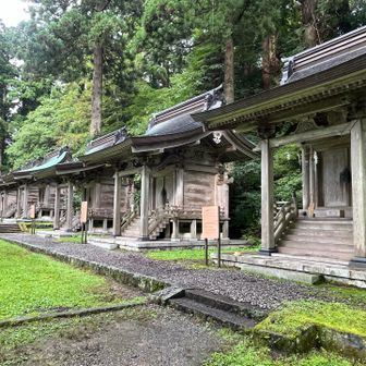 ずらりと並ぶ百一末社。さながら神様との握手会だ。