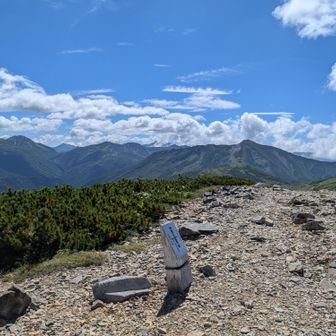 素晴らしい山波の景色にお別れします。