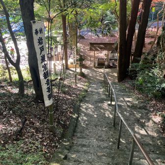 岩窟観音菩薩さまの参道を下る。
下には舗装路が。