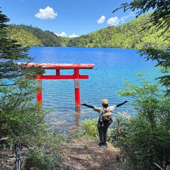 山友さんになっていただいた方に撮ってもらいました😄大沼池真っ青💙