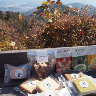 天空テラスで休憩。お友達がくれたお菓子たち。ありがとう。足利アルプスは火気厳禁。もちろんバーナーもだめ🙅‍♂️