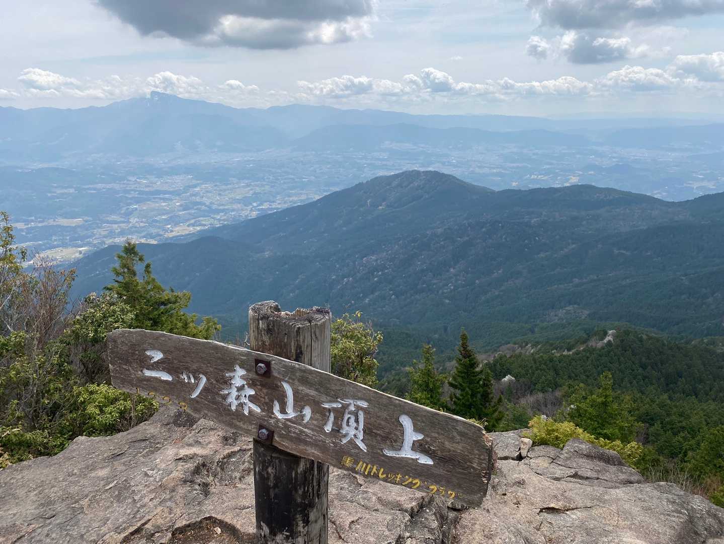 岩の上からの眺望、絶景です💕
霞んでなければ、もっと絶景なんだろうけど、、、でも涼しーーい❗️
気持ちいーーい❗️

