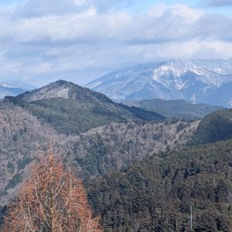 手前の三角は夏にkatakataさん達と登った蓬莱山🗻