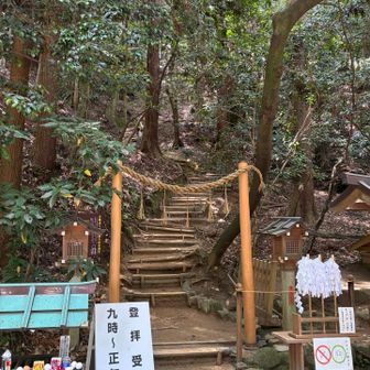 下山後に神職の許可をもらって登拝口を撮影。
白装束で裸足で登拝してる人が沢山いた。