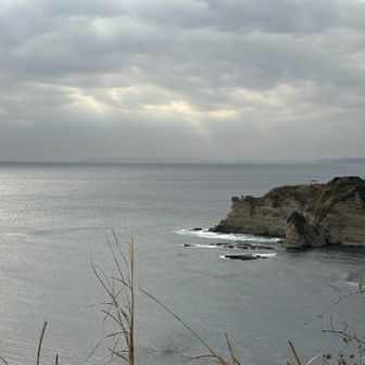 遠くに房総半島南端が見えます。大島の三原山がその上に見えているのだろうか？
