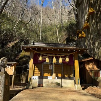 石割神社⛩️
ここを時計周りに3周すると幸運が開けるパワースポット