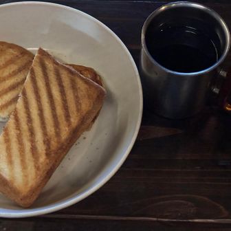 朝ごはん！
ベーコンとチーズのホットサンドと
美味しい水で淹れてもらったコーヒー
ご馳走様です🤤幸せ〜