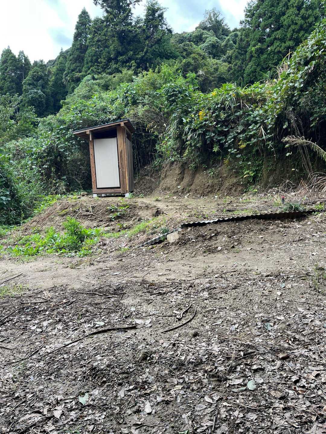 トイレの前のベンチで休憩
