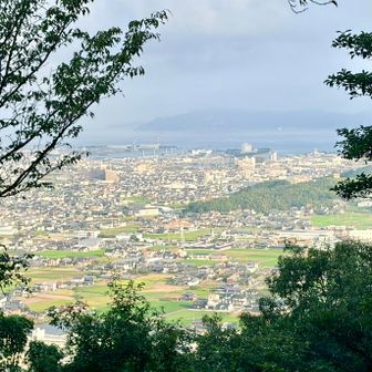 三合目、直登コースはキツくて苦手💧、あえて距離の長い基本コースを行きます🏃‍♂️ 
瀬戸内海の島々はモヤっとしてます🌫️
