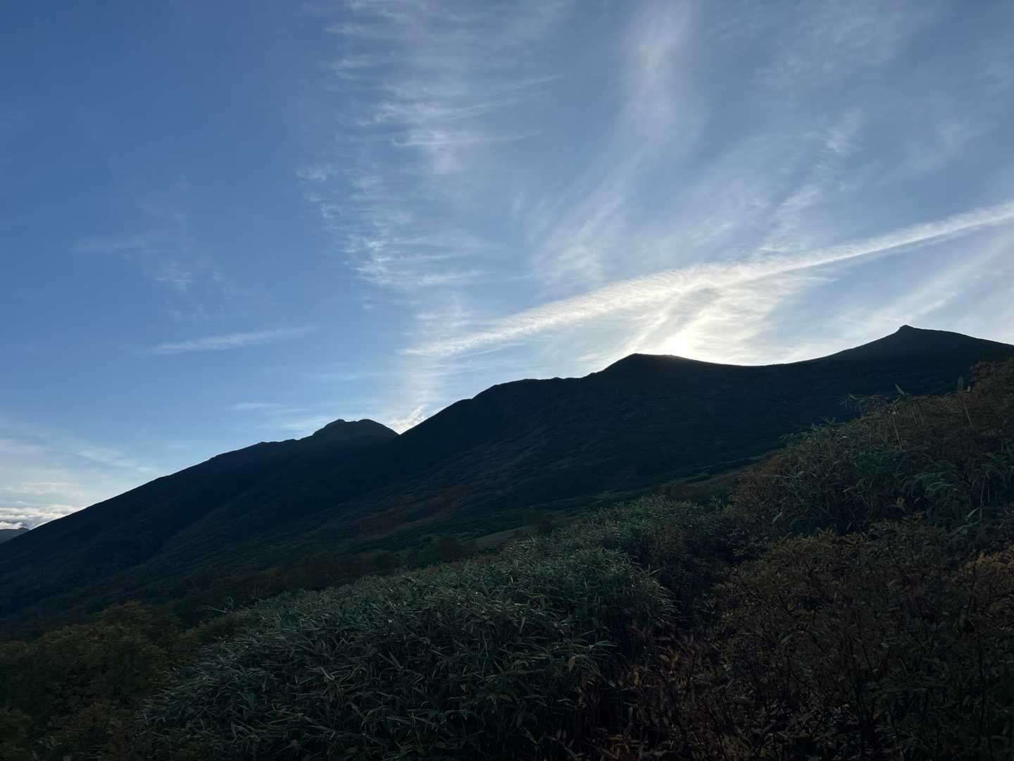 ベベツ岳と左にオプタテシケ山