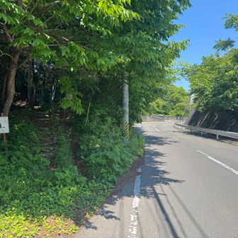 いったん車道を進み、ここが鉤取山への入り口