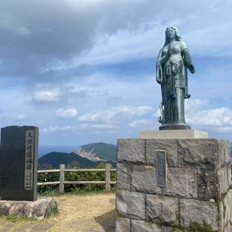 祈りの女神像