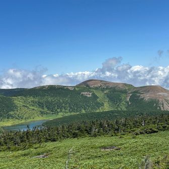 東吾妻山から見える鎌沼と一切経山方面もなかなか佳きですね🥳

鎌沼からの風景も魔女の瞳も相変わらず素敵viewだけど、今日のカバー写真は見たかった東吾妻山からの風景チョイス🫡