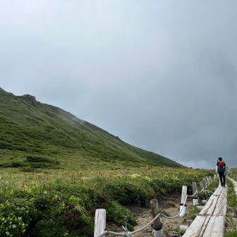 バスの時間を気にしながら八合目へ向かいます