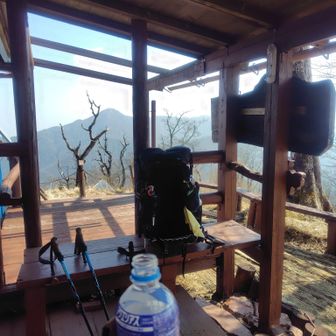 青ヶ岳山荘の休憩所。ありがたい。