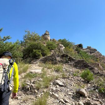 安神山から降りてアップダウンを繰り返す
奇妙で尖頭な岩、烏帽子岩が見えてきた