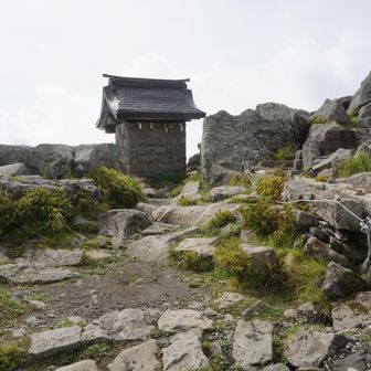 着きました！岩木山1625m！スタートが約300mくらいだったので、標高差1300m、そこそこ登り甲斐があります。