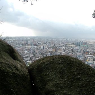 下界がよく見える。反対側にはこの夫婦岩をライトアップするライトが置いてあった。夜は下から見えるのだろう。