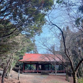 箭山神社到着しました。
落葉し灰色ですね。