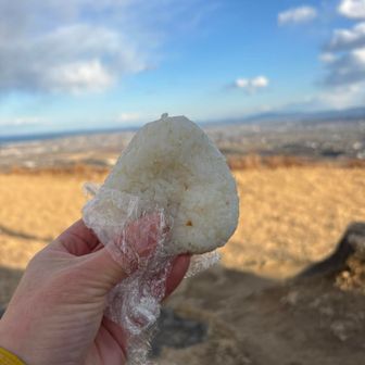 ここも爆風
白米城で白米のおにぎり🍙
無事縦走できてよかったです。
最後は、家族に下山口まで
来てもらって森林公園の
車を回収しに行くという
軟弱登山でした(^◇^;)