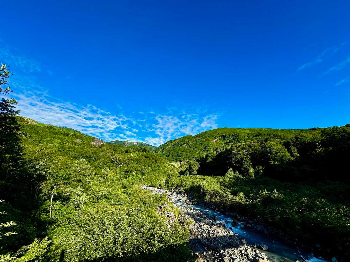 2つ目の白高地沢と奥には朝日岳