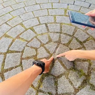 展望台下で三角点じゃないと分かっているけどノリで付き合ってくれる山友さん😁