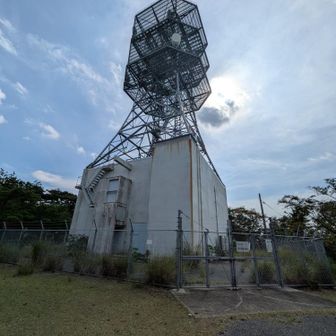 NTTDOCOMOの熊山無線中継所みたいです。この裏側が山頂。