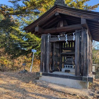 ちょっと引いて撮ると、秋葉神社のすぐ横が山頂と分かる。