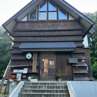 登山口前の山荘。昨年までは宿泊できたそうですが、今はできません。
