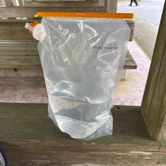 補給水用に購入した。上部が開いて衛生的にも良いかな？