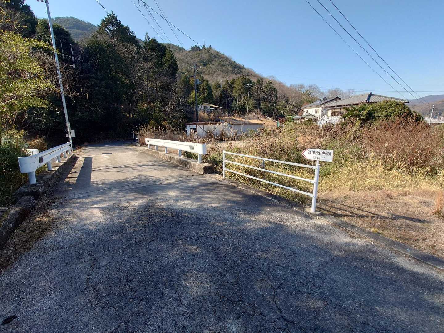 富田松山はここを左方向へ
今日は右方向の前山から登ります