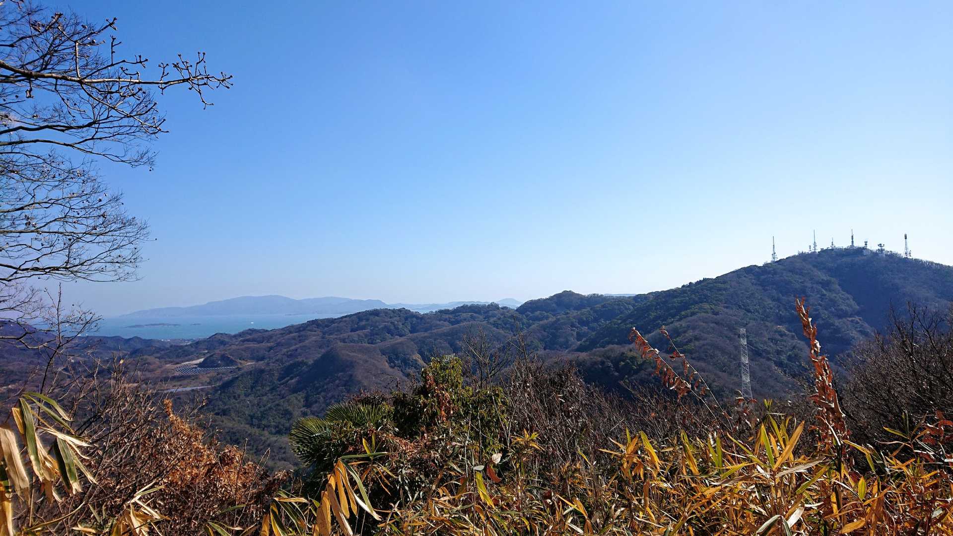 右手に見える電波塔郡
金甲山山頂だよ
