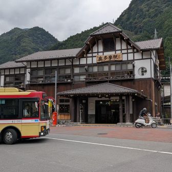 奥多摩駅に到着！汗ビッショリなので着替えてからメシ！