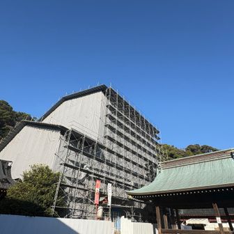 残念ながら本堂は修復中。さすが徳川家康の駿府城に近いだけあって、あちこち彩色と彫刻が素晴らしい神社です。