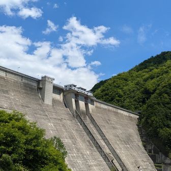 定山峡ダムを下から