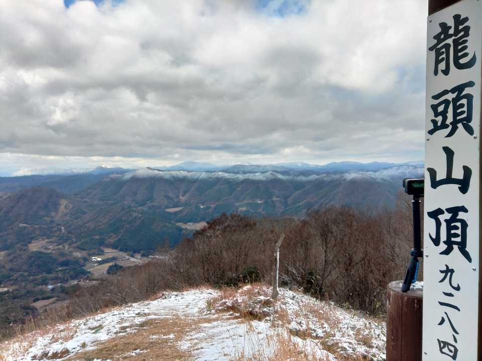 遠くの山が白い