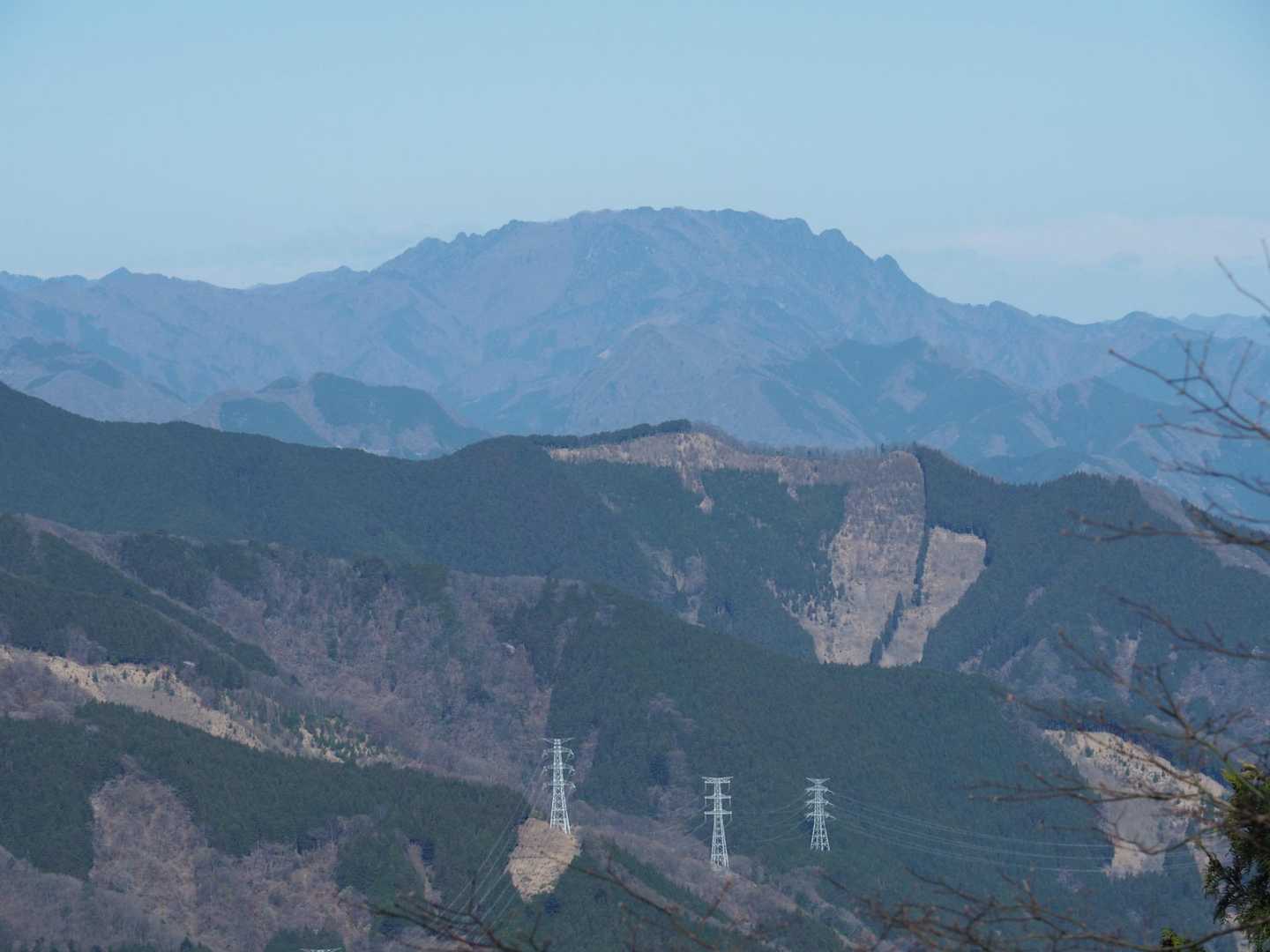 木々の間から両神山