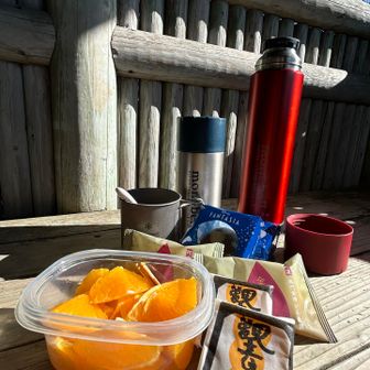 ココで持ち寄りおやつでまったり
登り納めの愛媛で買った〝紅マドンナ🍊〟も

はる〜さんはというと…
結局車まで戻り、車中にあったと！！
じゃあ、待っててね😆