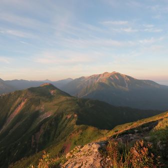 越中沢岳から薬師岳への稜線。先は長い