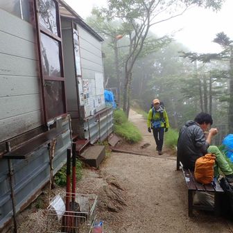 七丈小屋に到着。ゆっくり休んでからプラティパスに水を満タン入れる。料金は量にかかわらず１００円