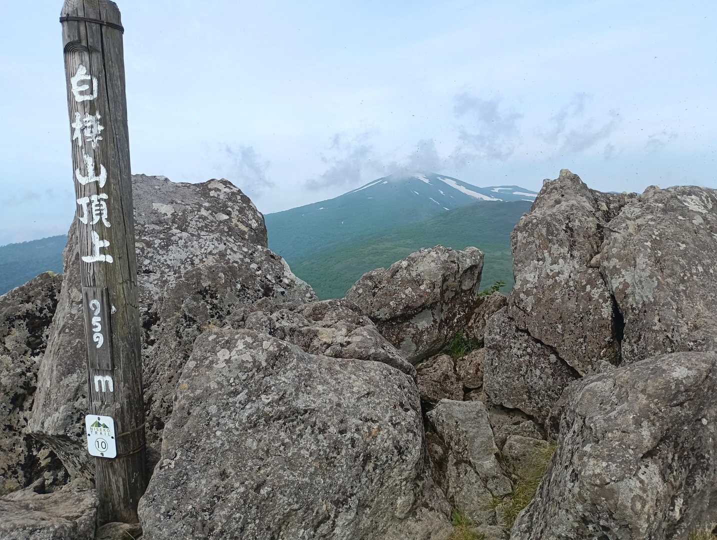 山頂から目国内岳方面
