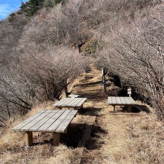 犬越路に着きました。
今日はまだまだ先が長いですが、ここで小休憩。みかん🍊とチョコでまったりしました。