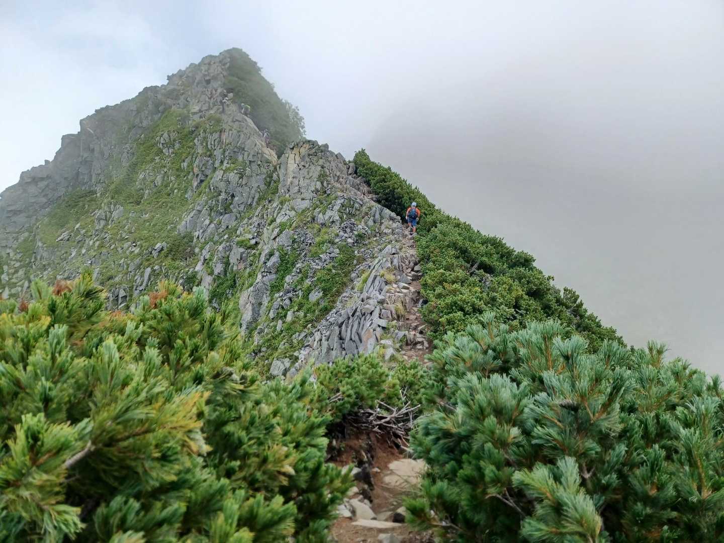遠くから見ると、すごい所を歩いてる