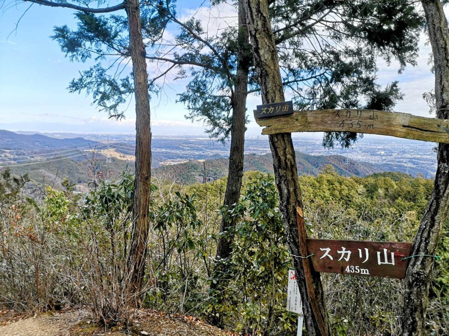 スカリ山山頂。眺望良し。ベンチが2，3カ所あったので、ここで昼食（おにぎり×1個）食べました。