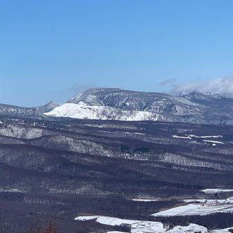 恐らく志賀高原の山々。
横手山とか笠ヶ岳。
手前のスキー場は、万座かな🤔